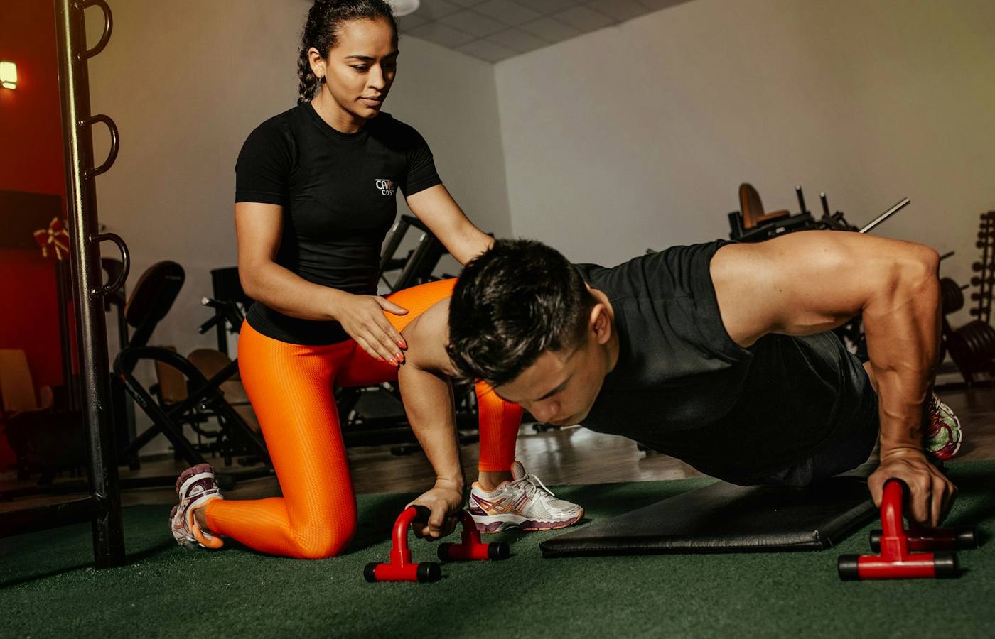 Energická skupinová lekce ve fitness studiu