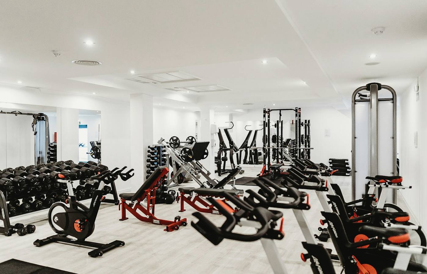 Vstup do moderního fitness studia v centru São Paulo